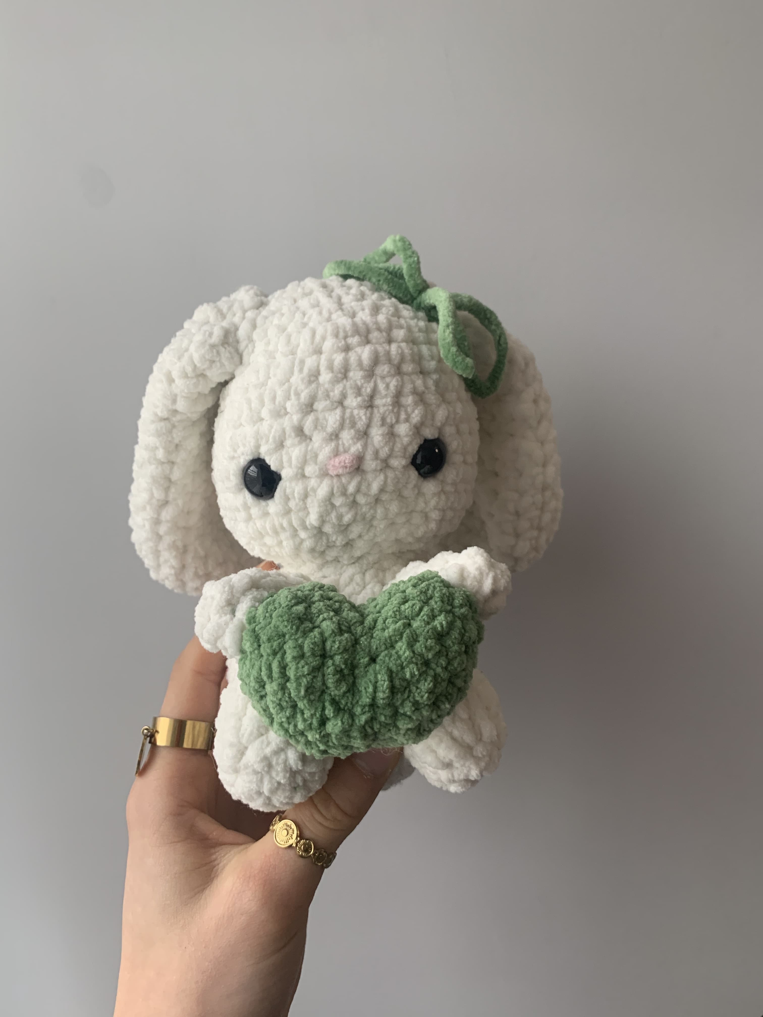 Lapin vert foncé et blanc