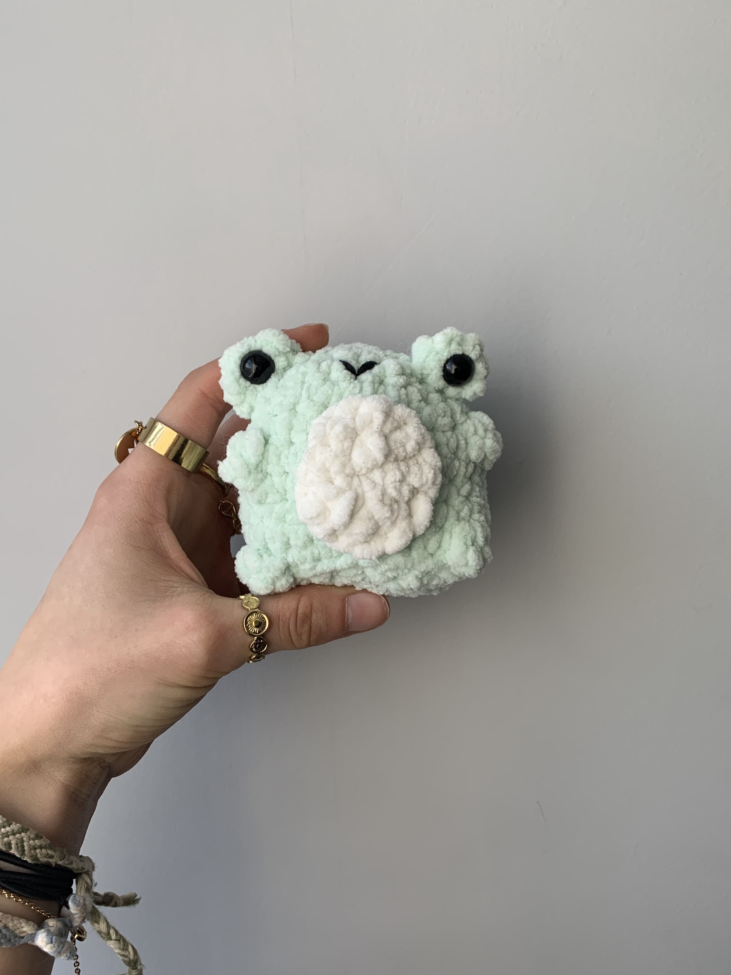 Grenouille verte avec ventre blanc