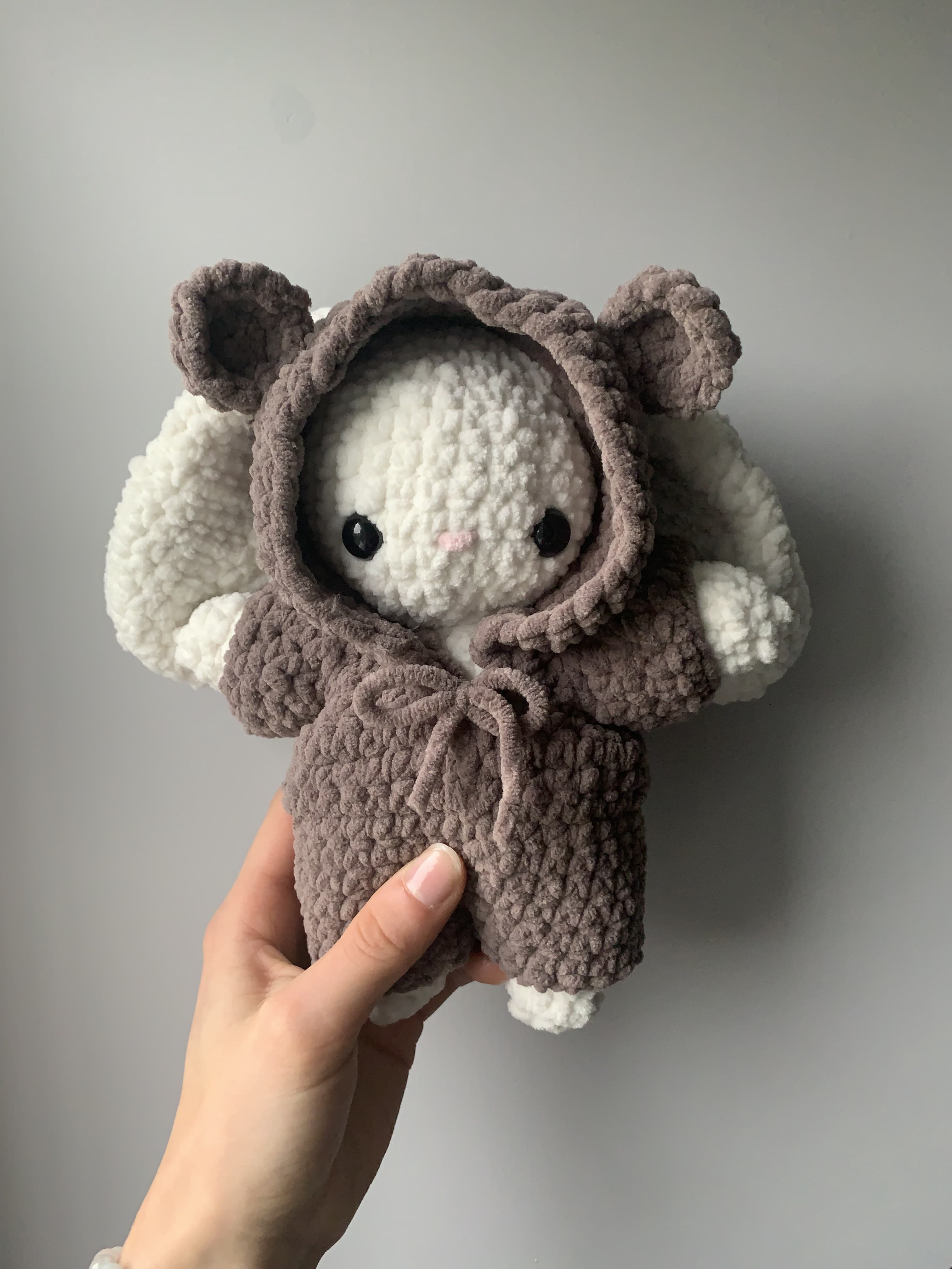 Lapin blanc et combi marron