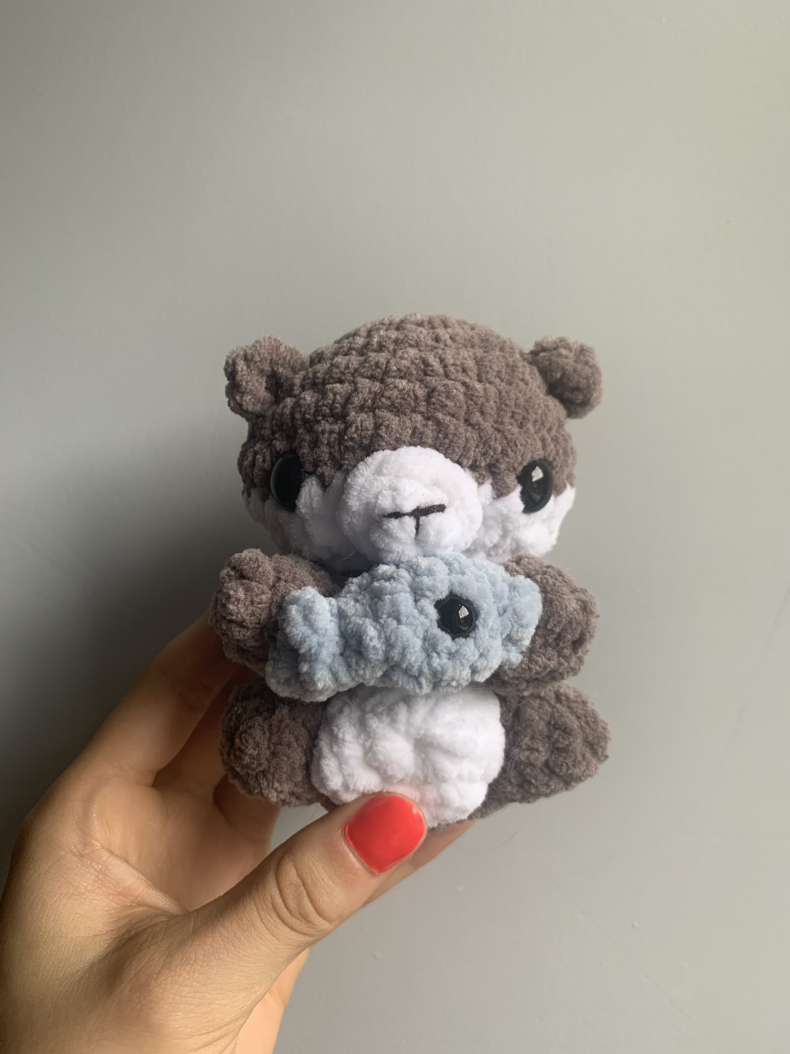 Loutre marron + poisson bleu 